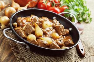 Stewed beef with onions and tomatoes, stifado
