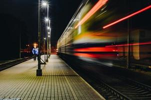 hombre caminando sobre riel de tren foto