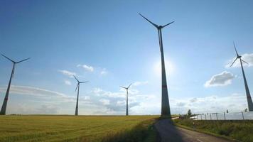 Strom erzeugende Windkraftanlagen und moderne Sonnenkollektoren auf dem Land video