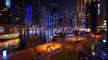 timelapse vid vattnet i Dubai med människor och båtar på kvällen
