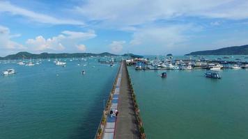 antenne: opstijgen vanaf Chalong pier. video