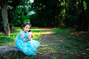 Retrato de linda niña sonriente en traje de princesa