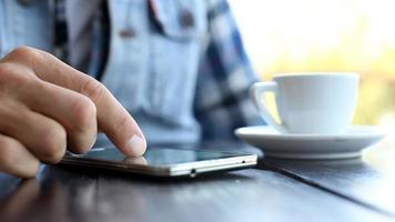 Mann mit Handy-Smartphone und Kaffee im Café trinken video