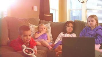enfants regardant un film video