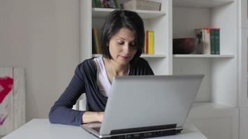 vacker kvinna kopplar av på den bärbara datorn - dolly video