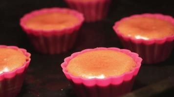 time-lapse - cupcakes bakken in de oven video