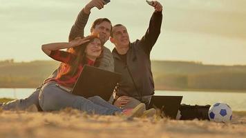 selfie fotos de video de cámara lenta de tres amigos
