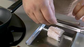 gourmet matlagning bas fisk med musslor video