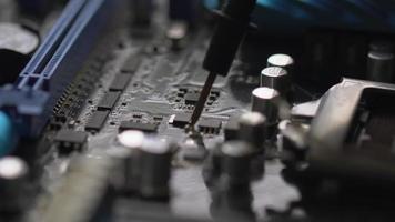 processo de reparo e soldagem de macro de microprocessador de chip de CPU video