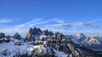 montañas nevadas de dolomita foto