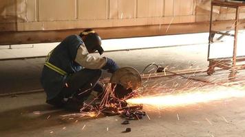lavoratore taglio acciaio. video