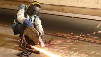 worker cutting steel. video