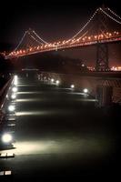 puente de la bahía en la noche foto