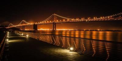 puente de la bahía en la noche foto