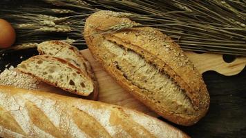frisch gebackenes traditionelles Brot video
