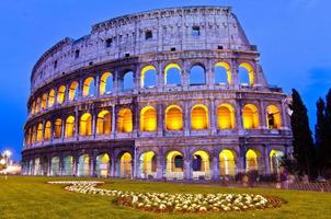 Coliseo de noche, Roma, Italia foto