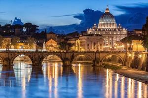 S t. Basílica de San Pedro en la noche en Roma, Italia