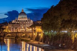 S t. Basílica de San Pedro en la noche en Roma, Italia