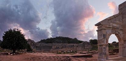 Las antiguas ruinas de un anfiteatro en Patara, Licia foto