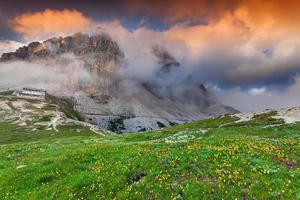 colorida mañana de verano en los alpes italianos foto
