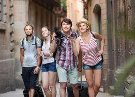 turistas con cámara caminando en la calle foto