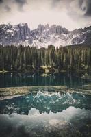 lago con bosque y montañas. foto