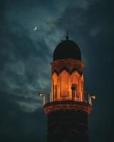 espeluznante torre de hormigón en la noche