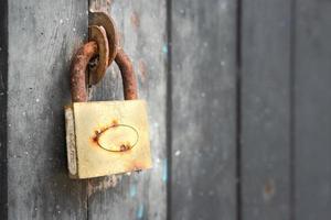 Cerradura oxidada en una puerta de madera foto