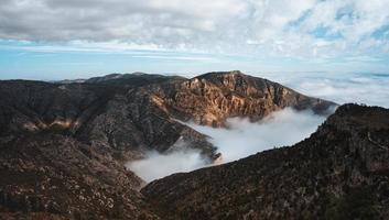 niebla sobre las montañas y el cielo azul foto