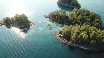 Vista aérea de un barco en medio de islas.