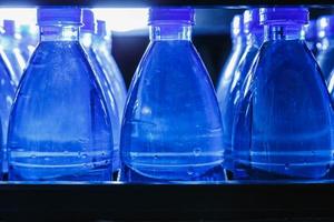 botellas azules de agua foto