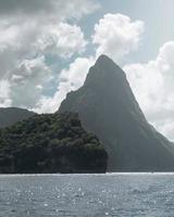 isla con árboles verdes al lado de la montaña. foto