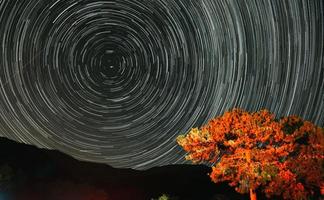 senderos de estrellas circulares foto