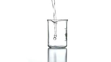 líquido transparente vertido en un vaso de precipitados video