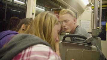 tonåringar reser på tåget medan de leker med surfplattan video