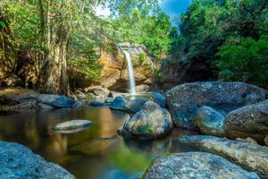 la cascada haew suwat en tailandia foto