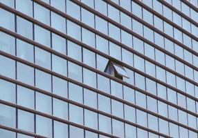 edificio con ventana abierta foto