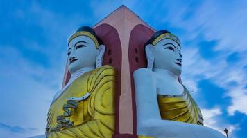 Kyaikpun Buddha Wahrzeichen von Bago, Myanmar Zeitraffer Sonnenuntergang