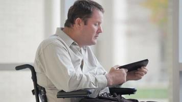 uomo con lesioni al midollo spinale su una sedia a rotelle video