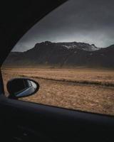 paseo en coche a través de un paisaje cambiante foto