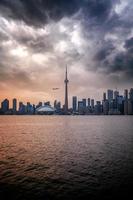 Vista de Toronto, Canadá desde el otro lado del agua durante el anochecer foto