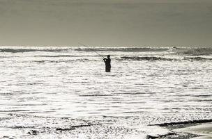 un pescador en el océano foto