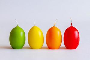 coloridos huevos de pascua hechos de cera foto