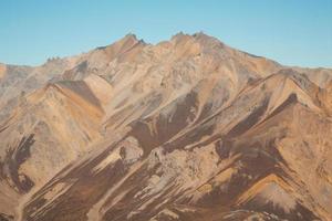 montaña marrón y negra foto