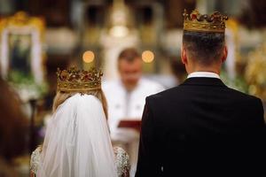 Europa, 2018 - pareja se casa dentro de una iglesia católica. foto