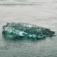 pedazo de glaciar en agua foto