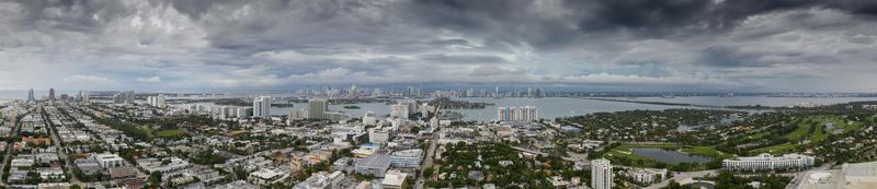 panorama aéreo de una tormenta en miami foto