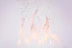 fuego y humo sobre fondo blanco foto