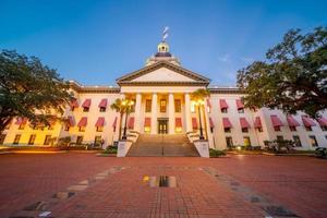 Capitolio del estado de Florida en la noche foto