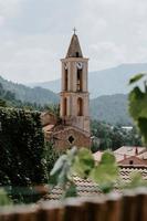 Iglesia rodeada de casas durante el día. foto